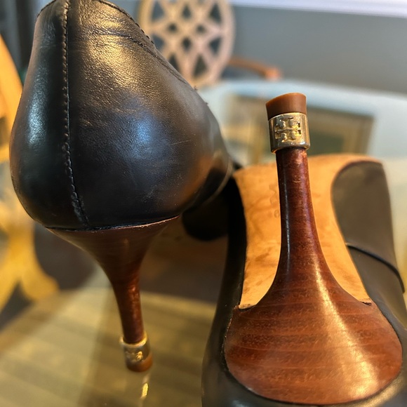Elegant and timeless black all leather Tory Burch heels. 6 1/2. - Picture 4 of 6
